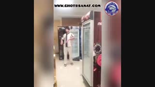 در حال نظافت و چینش تجهیزات شوروم شرکت قطب صنعت