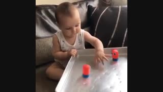 بازی تعقیب بینایی در کودکان ۶ تا ۱۸ ماه