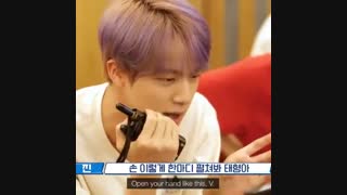 جین میگه تهیونگ دستتو ببر بالا تهیونگ تکرار میکنه و میگه کی ؟من ؟(واییی از دست ته)