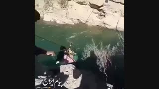عبور ترسناک از رودخانه به همراه نوزاد