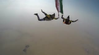 اهتزاز پرچم ایران بر فراز آسمان امارات برای اولین بار