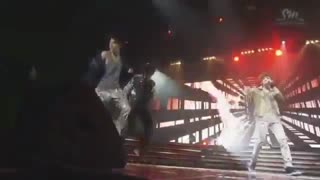 کریس و خوندنش با اعضای اکسو 2014