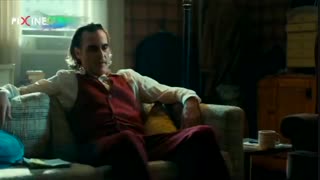 سکانس فیلم سینمایی جوکر ، آماده شدن آرتور (واکین فینیکس) برای مصاحبه تلویزیونی