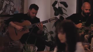 اجرای زنده ی آهنگ زیبای Eksik Bir şey از زینب باستیک- بیوگرافی