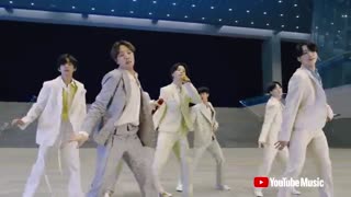 اجرای آهنگ  Boy With Luv  از BTS در مراسم Dear Class of 2020