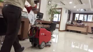 عملکرد بی نظیر کفشوی صنعتی در نظافت اداره