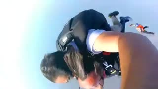 سقوط آزاد تفریحی از هلیکوپتر در ساحل ایران