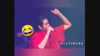 خخخخخ ضایع شدن کریس در کنسرتش...