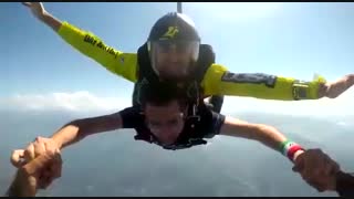 سقوط آزاد های دونفره تفریحی استاد نقدی پری از هواپیما در فرودگاه رامسر