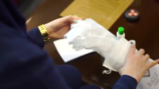 ماسک ، دستکش و ژل ضدعفونی کننده در پک بهداشتی الیزه
