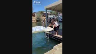 بااین وضع گرما فقط اینجوری خوابیدن جواب میده