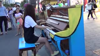 اجرای اهنگ قلعه متحرک هاول در‌ خیابان-howels moving castle