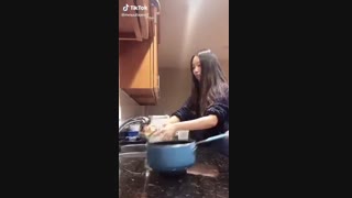 وقتی من ظرف میشورم :\