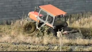 اماده سازی شالیزار با تراکتور برای کاشت برنج