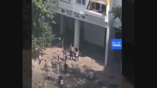 نجات دو کودکی که از پنجره طبقه سوم بیرون پریدند