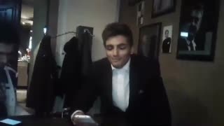 اجرای مجنون لیلی با صدای محسن ورمزیار بازیگران و مجری جوان سینما و رادیو و تلویزیون