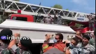 وداع مرد لبنانی با تازه عروسی که در تلاش برای خاموش کردن آتش سوزی ناشی از انفجار مهیب بیروت جان باخت