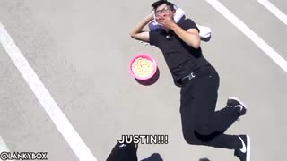 مسخره کردن آهنگ بلک پینک توسط جاستین و آدام