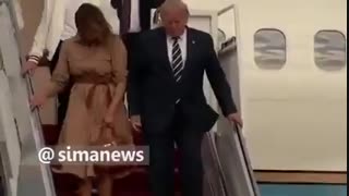 Melania pulls her hand away from Donald Trump's