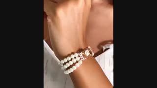 دستبندی خاص از تلفیق مروارید پرورشی و گل نیلوفر نقره
