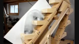 3 فنر اسلینکی در حال پایین آمدن از پله