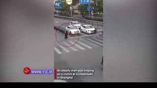 10 صحنه فراموش نشدنی از انسانیت هنگام عبور از خیابان