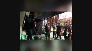 فیلم دیده شده از مهدی کوزه گران در حال مداحی احساسی