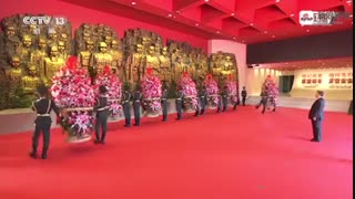 نثار گل به قهرمانان دفاع مردم چین در برابر حمله ژاپن