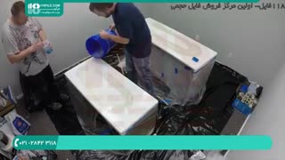 پوشش رزین اپوکسی متالیک روی میز چوبی با غلطک کوچک