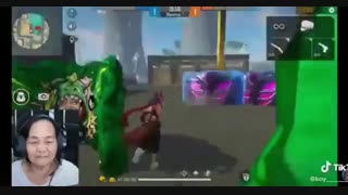 مادر بزرگ . فری فایر بازی می‌کنه . هد رو برم