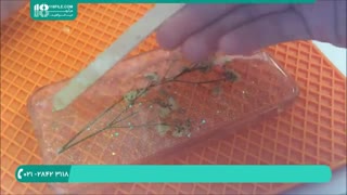 زیورآلات رزینی | نحوه ی تزیین قاب گوشی ساده با رزین و برگ خشک