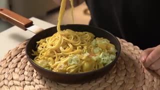 طرز تهیه (ماکارونی کاری) همراه با سس مخصوص به سبک کره جنوبی