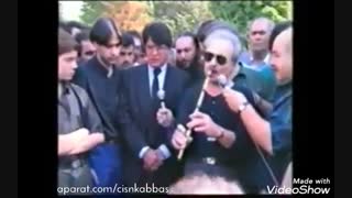استاد شجریان و محمد موسوی بر مزار ناصر فرهنگفر پاکسازی پوست