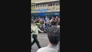 دستگیری وکتک زدن عوامل مومو درخیابان جمهوری