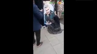 گریه پیر زن ترک با دیدن عکس شهید سلیمانی