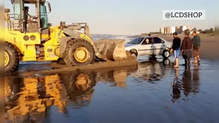 نجات خودرو پژو 405 از داخل آب دریا