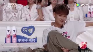 خخخخخ تائو به کریس اعتراف میکنه عاشقشه و لوهان از اون ور کوپ می کنه !(اریانا حونم )