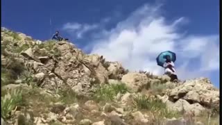 تمرین ورزش یوگا در کوهستان های افغانستان