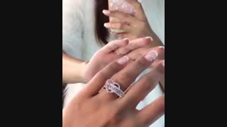 قلب عشقتان را در میان دستان خود داشته باشید.