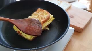 ساندویچ نان تست و تخم مرغ