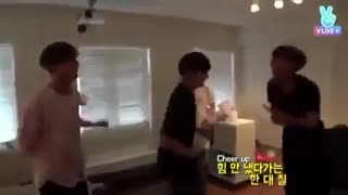 اجرای cheer upگروه توایس توسط گروه بی تی اس 