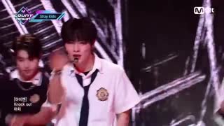 اجرای آهنگ Easy از Stray kids