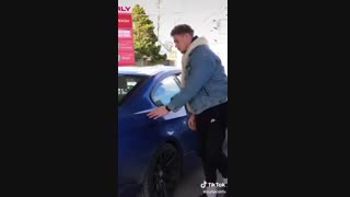 هیچ وقت نزارید خط بنزین ماشین قرمز بشه XD