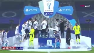 لحظه بالا بردن جام سوپر کاپ ایتالیا توسط کاپیتان کیلینی