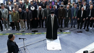 اقامه نماز مغرب به امامت حضرت آیت الله خامنه ای در دیدار با اساتید قرآنی - ۱۴۰۳/۱۲/۱۲